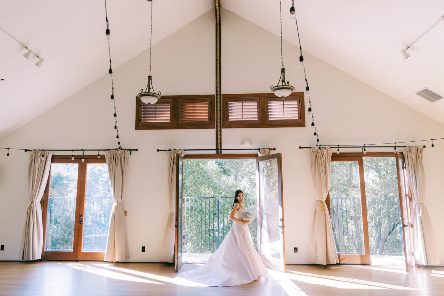 bride getting ready at the 1909 in topanga canyon 